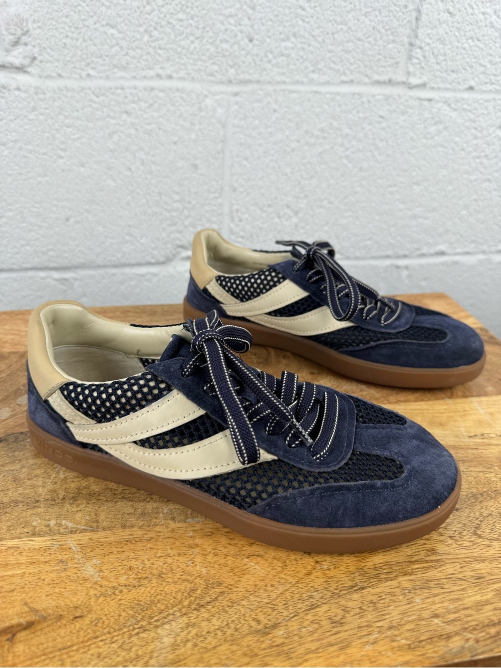 Vince LA Runner Suede Mesh Sneakers Navy Cream Gum Sole Size 6.5